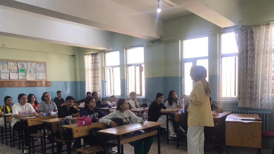 Okul Psikolojik Danışman ve Rehber Öğretmenimiz Betül GÜNEŞ tarafından 8.sınıf öğrencilerine lise türleri anlatıldı.